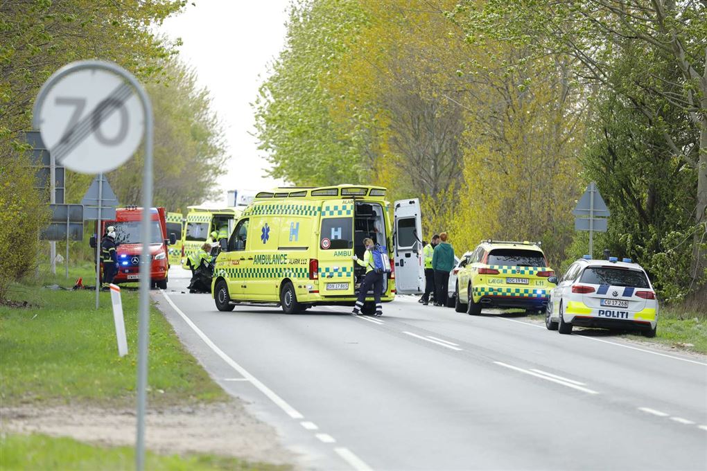 Ambulancer og politibiler på landevej