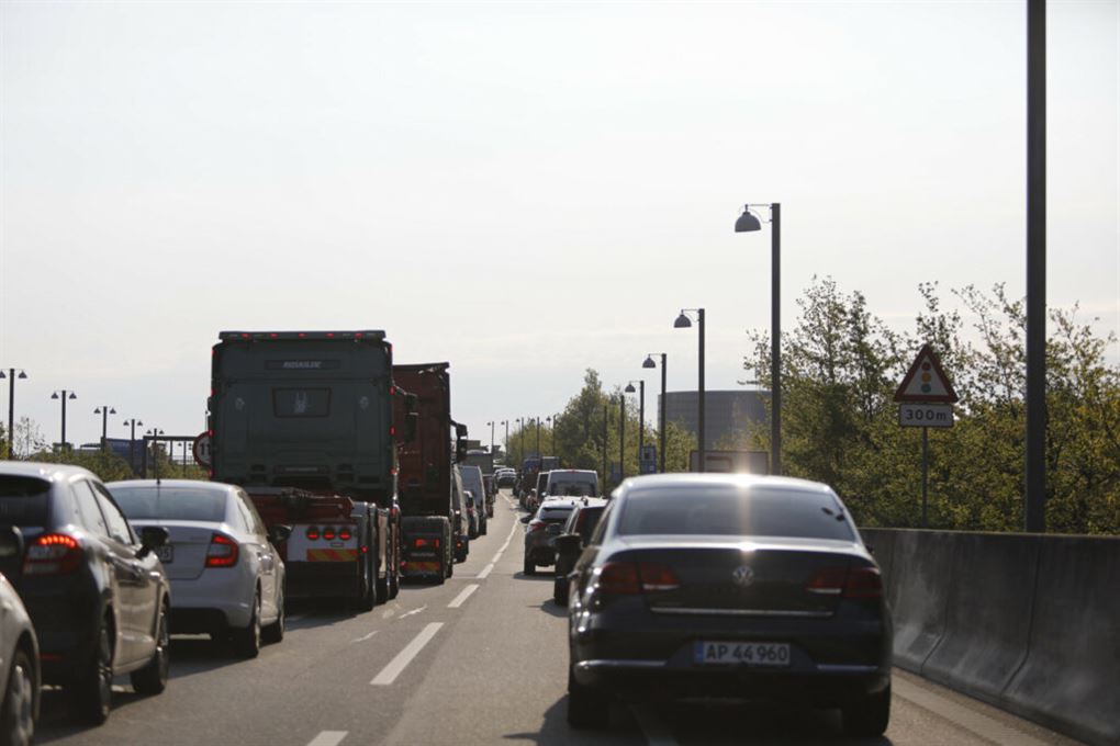 lastbiler blokerer vej