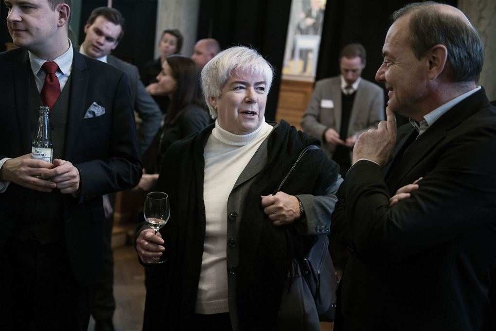Anne Birgitte Lundholt i midten af en masse andre mennesker