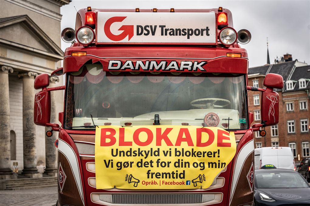 Lastbil med demoskilt.