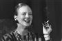 Dronning Margrethe smiler og ryger