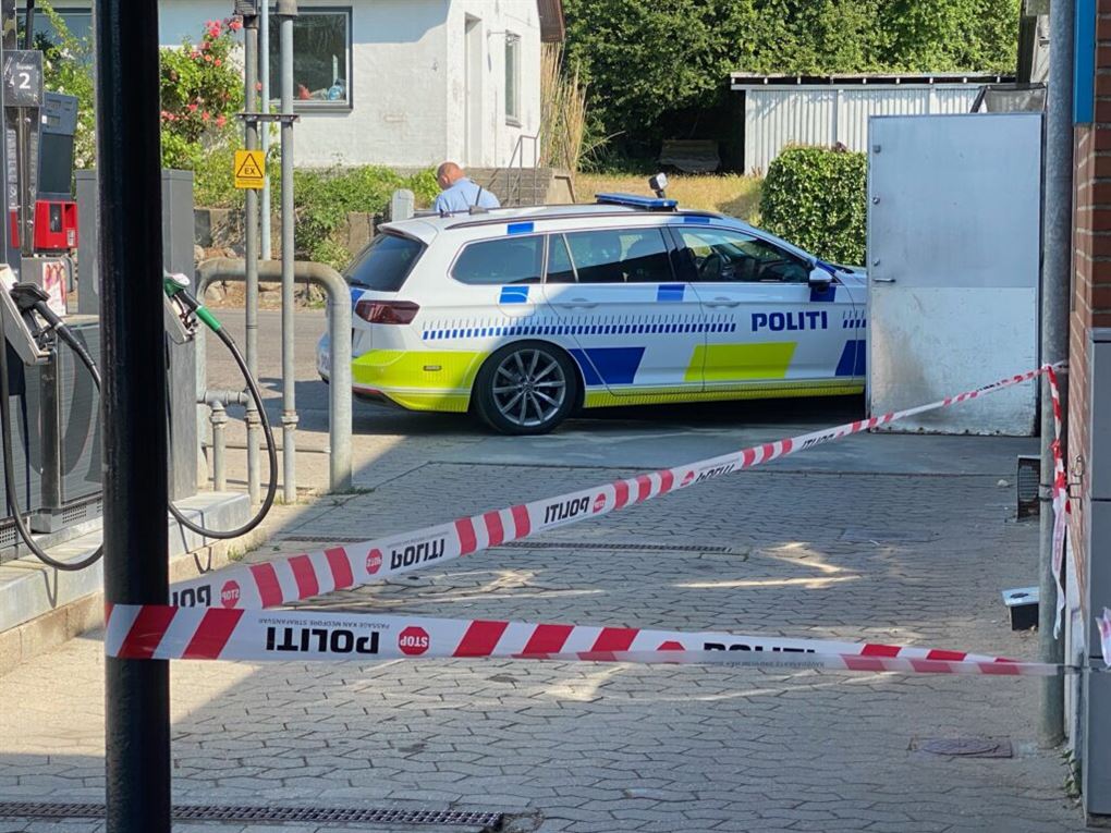 politibil holder ved tankanlæg