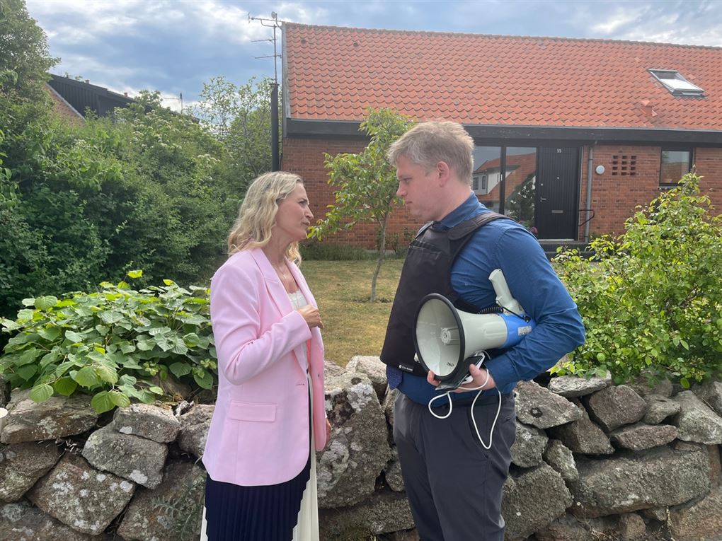 Anette Heick og Rasmus Paludan står i et villakvarter