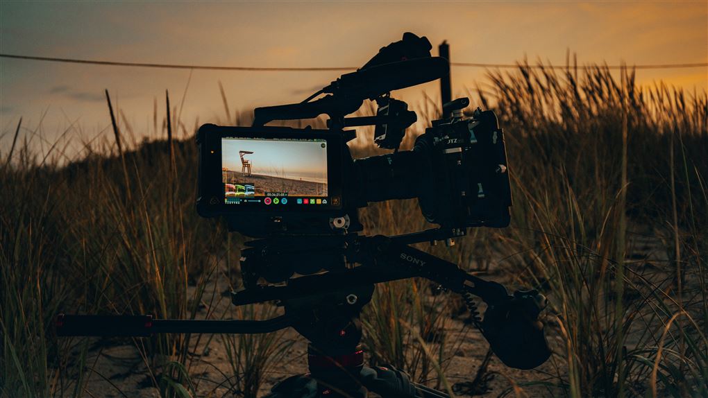 Et filmkamera filmer på en strand