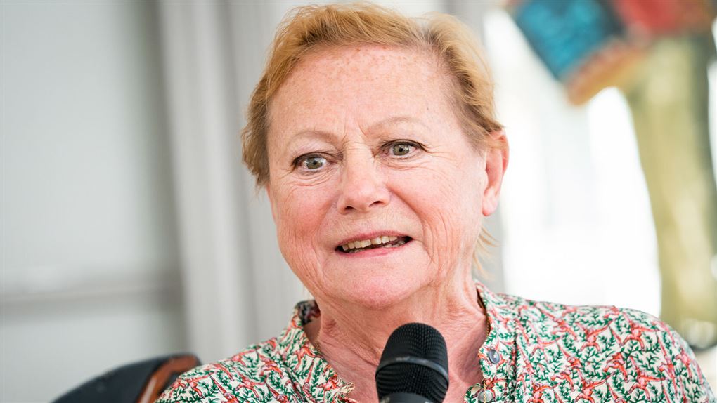 en kvinde med en mikrofon