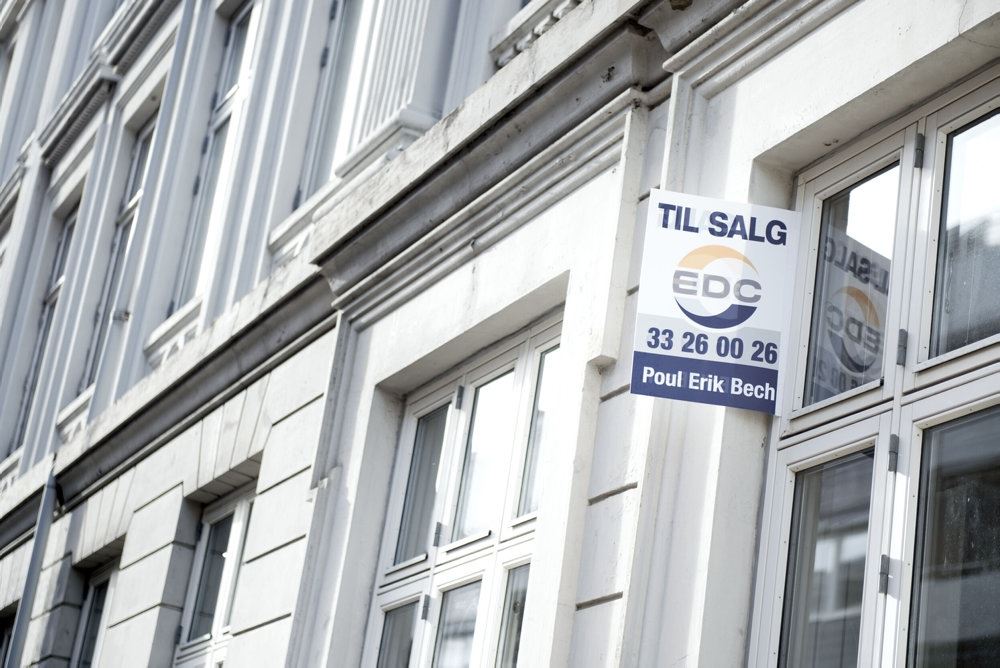 Til salg skilt ved en lejlighed
