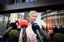 en blond kvinde bliver interviewet