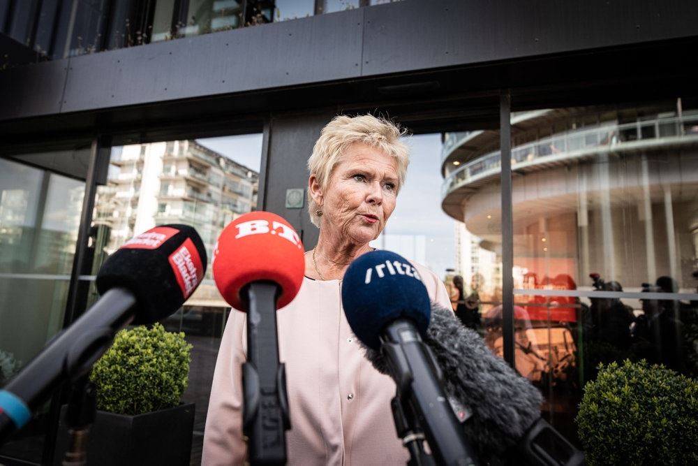 en blond kvinde bliver interviewet