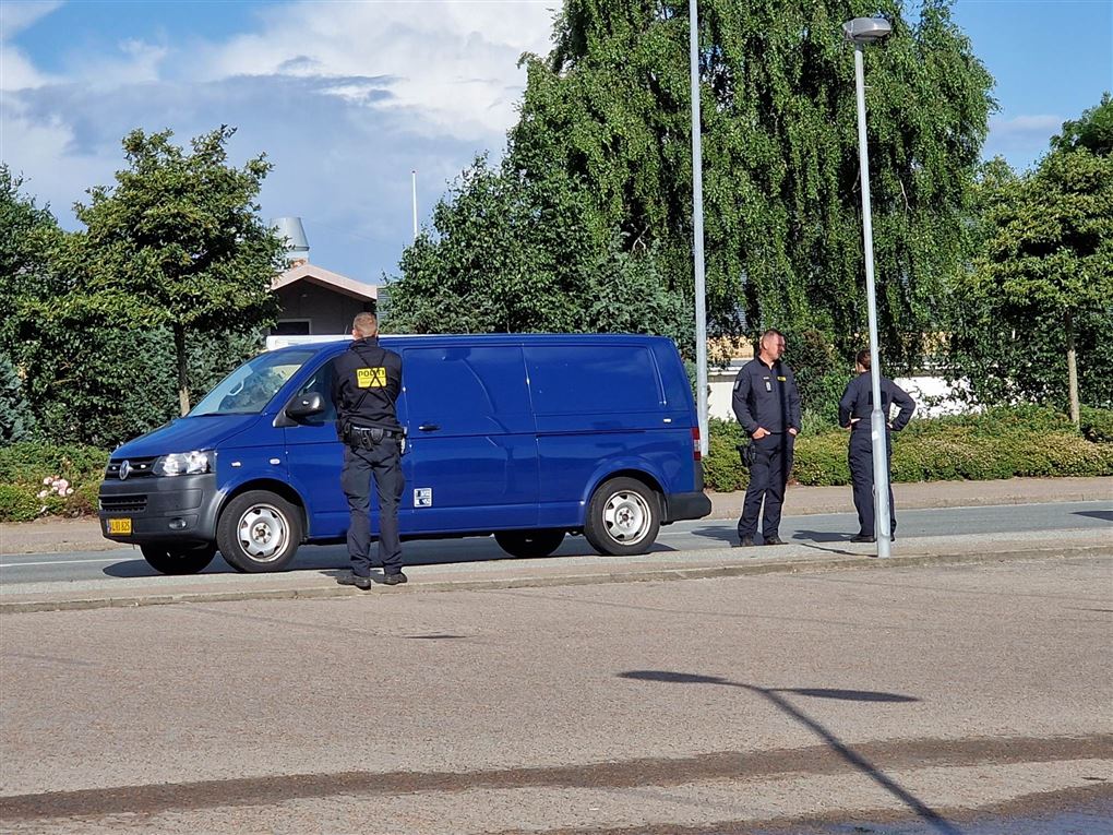 politibiler ved en vej