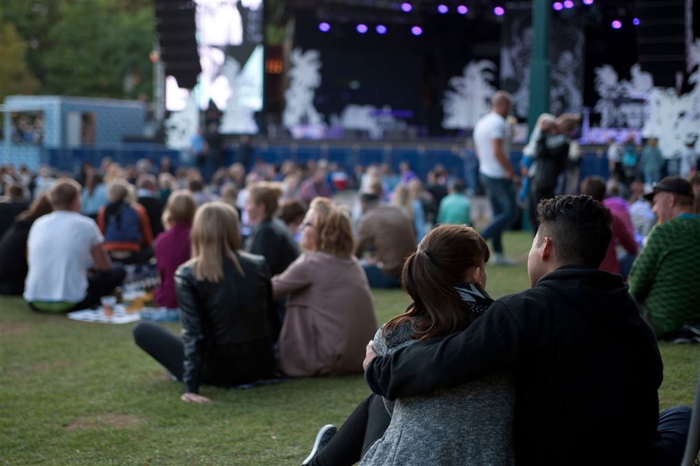 Mange folk sidder på Plænen i Tivoli
