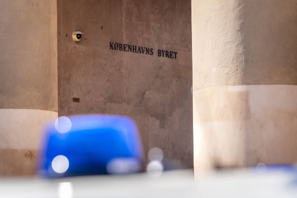 En politibil foran retten i København