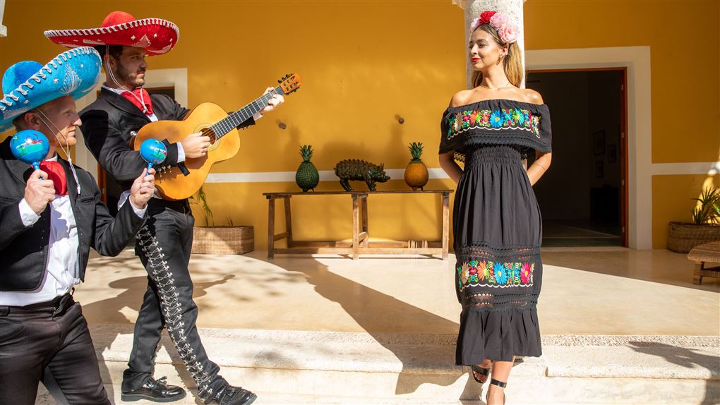 To med mexicansk klædedragter og en smuk kvinde