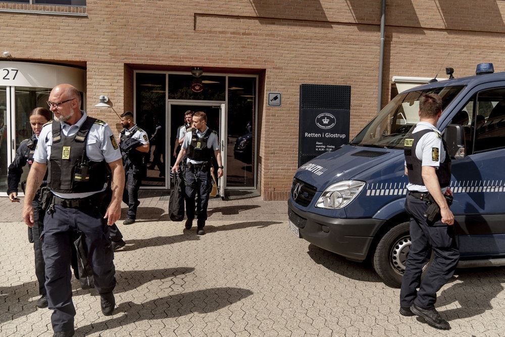 politi foran en retsbygning