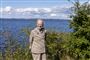 Dronning Margrethe smiler med havet i baggrunden