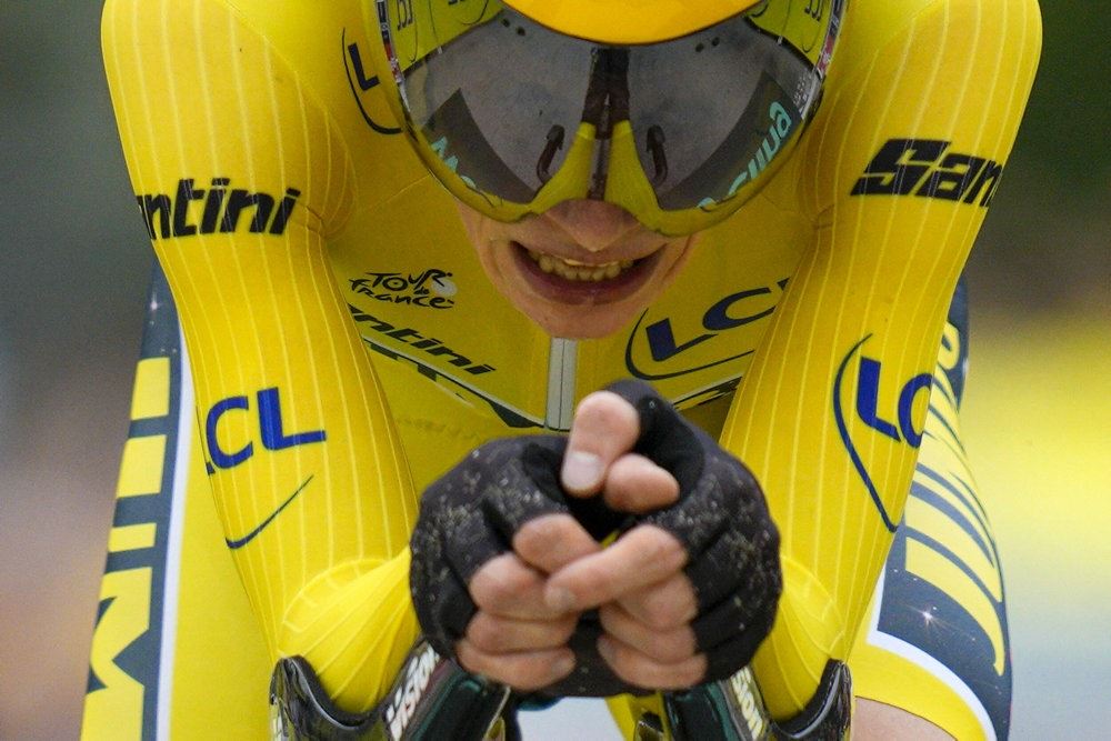 cykelrytter kører på vejen