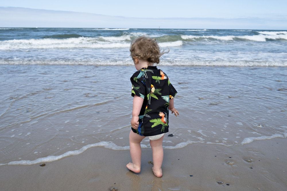 voksen og barn på strand 