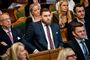 Steffen Larsen i Folketingssalen. Han er en høj, stor mand.