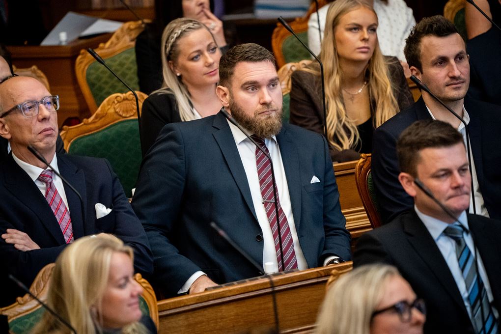 Steffen Larsen i Folketingssalen. Han er en høj, stor mand.