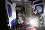 person på vej ind i ambulance