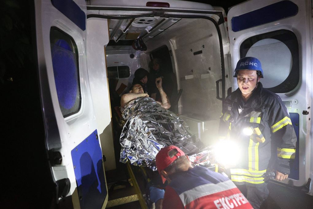 person på vej ind i ambulance