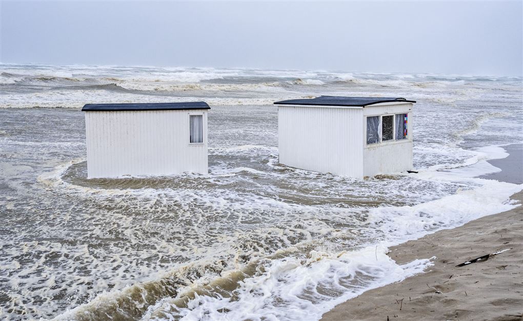 Hvide badehuse i havet