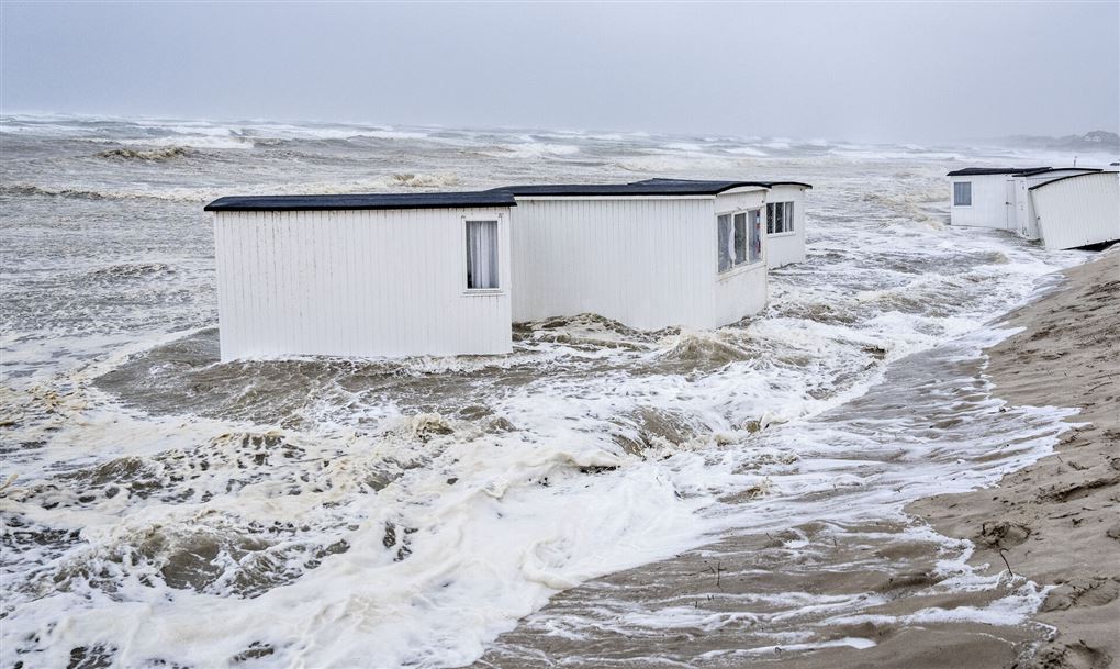 Hvide badehuse i havet