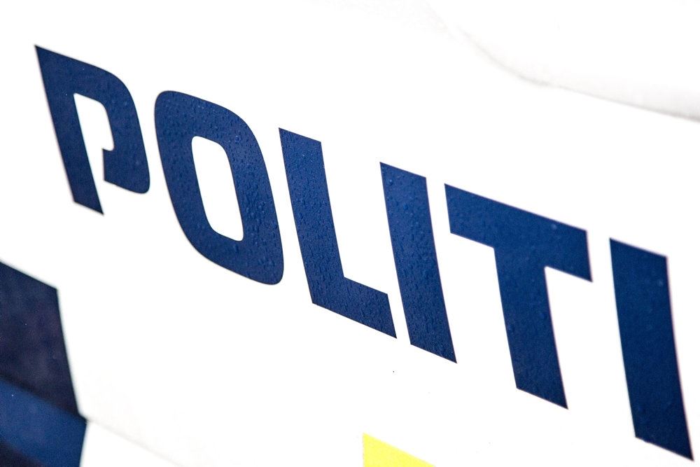 Siden af en politibil 
