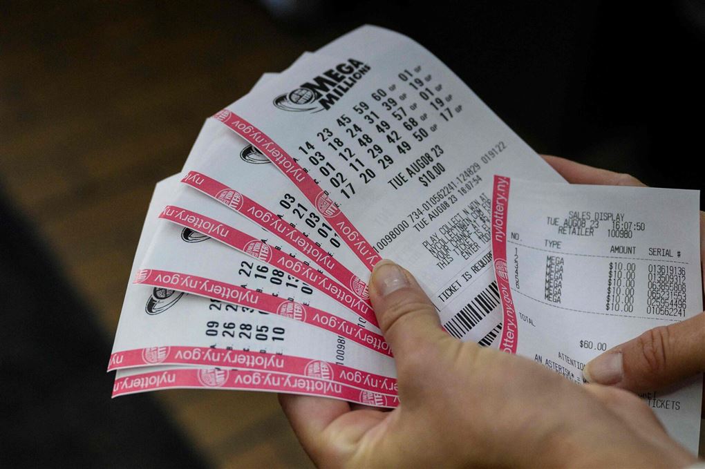 person holder lottokuponer i hånden