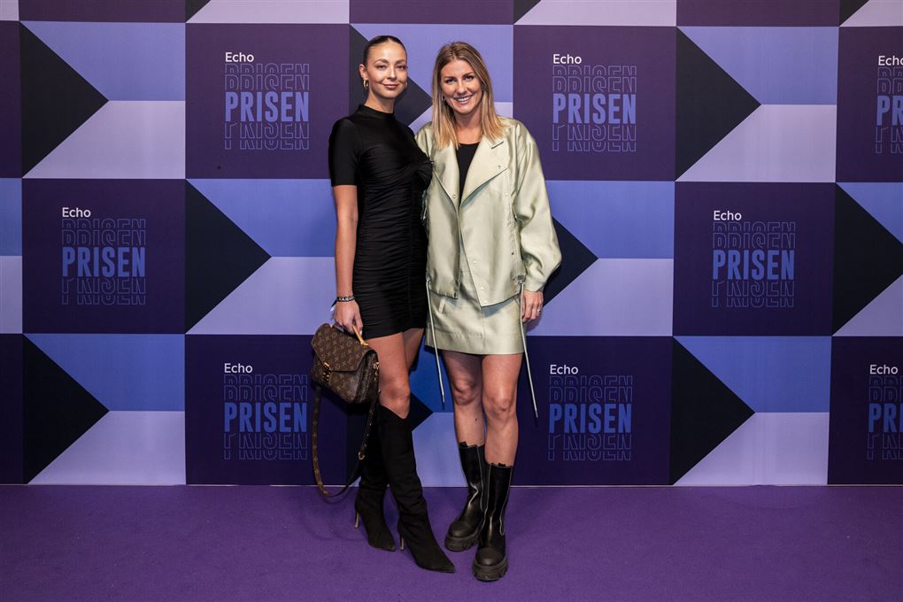 Julie og Mette fra årets "Bachelorette" på den røde løber.