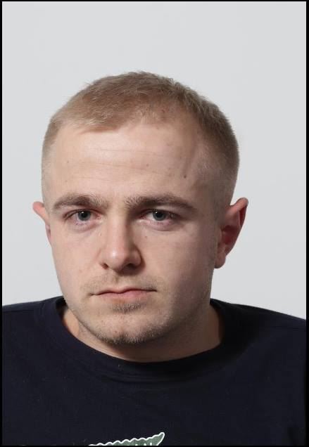 Et forbryderfoto af en mand, der ser sur ud.