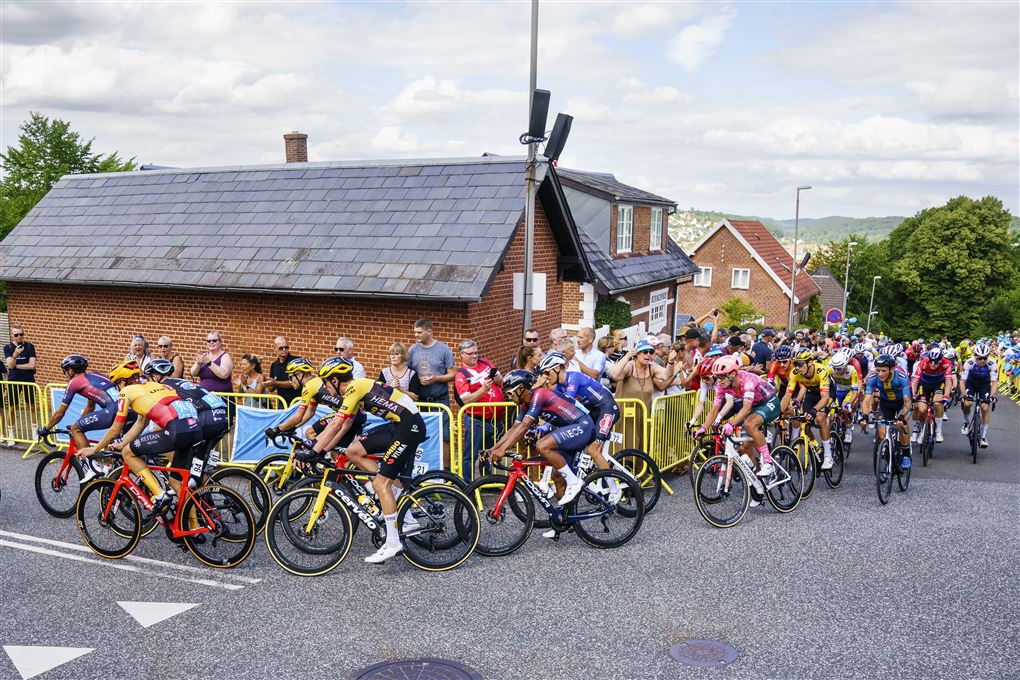 Cykelryttere runder et hjørne