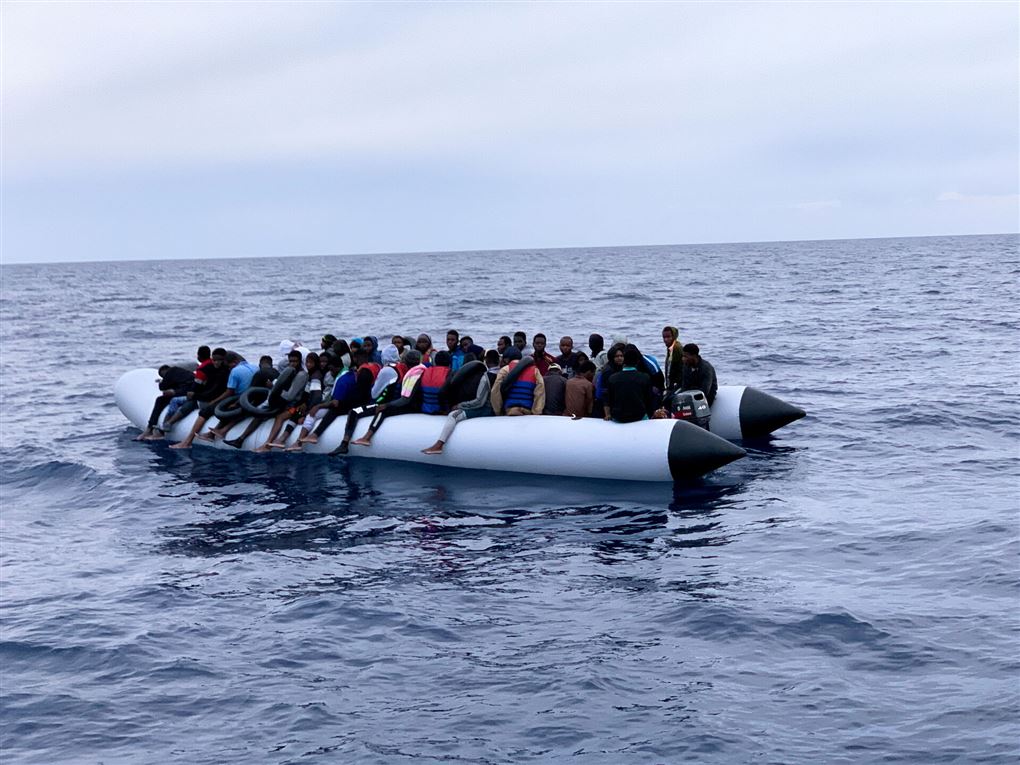 En gummibåd med migranter