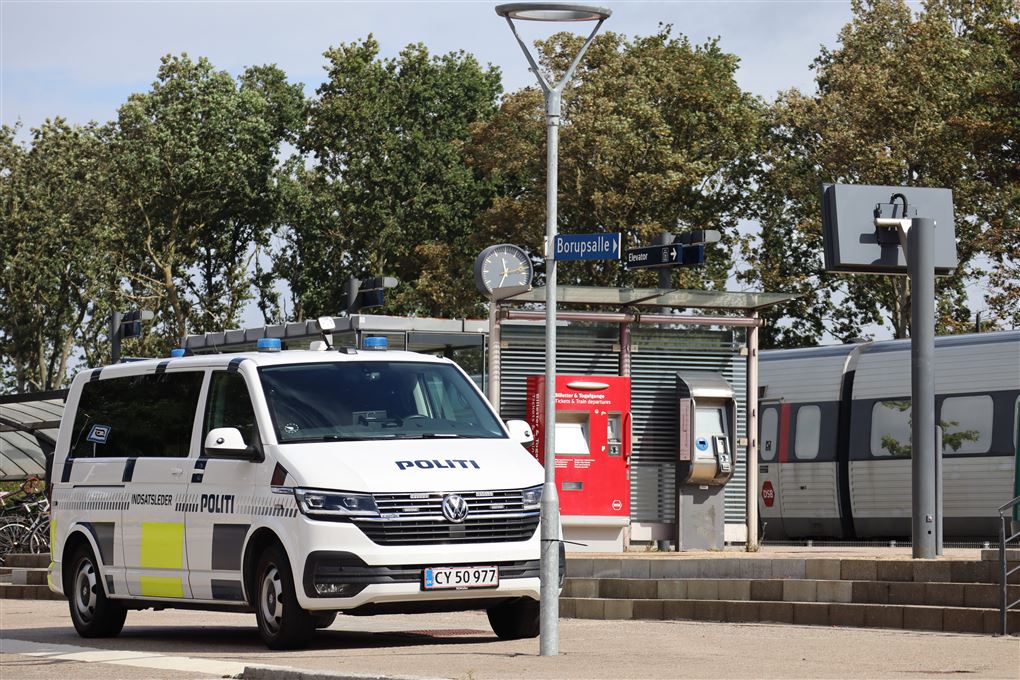 en politibil ved en station