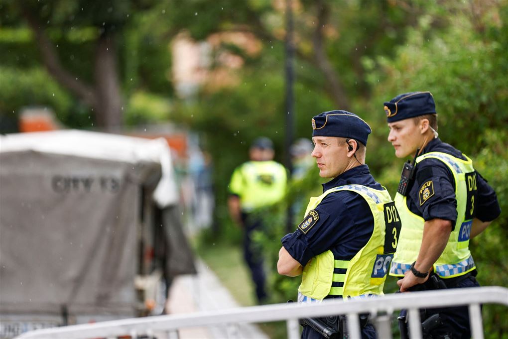 betjente holder øje