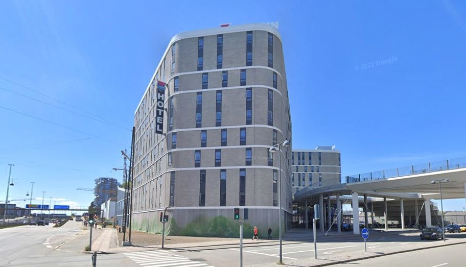 hotelbygning og blå himmel