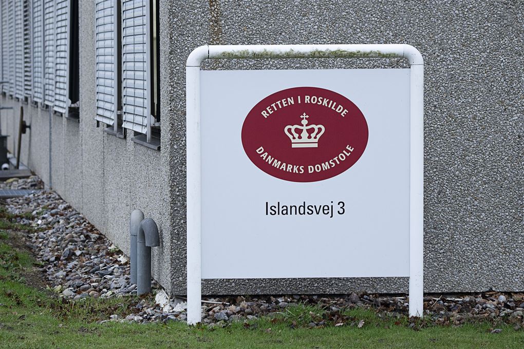 Et skilt uden for retten