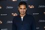 Manu Sareen til biografpremiere han smiler til kameraet.