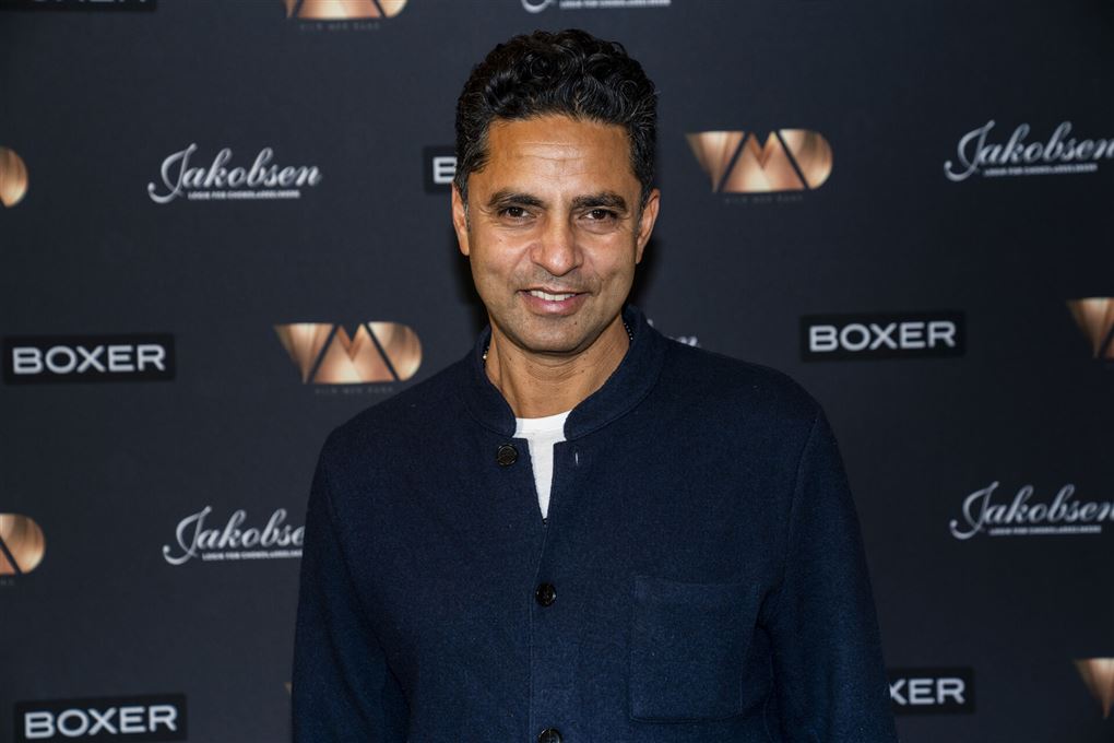 Manu Sareen til biografpremiere han smiler til kameraet.
