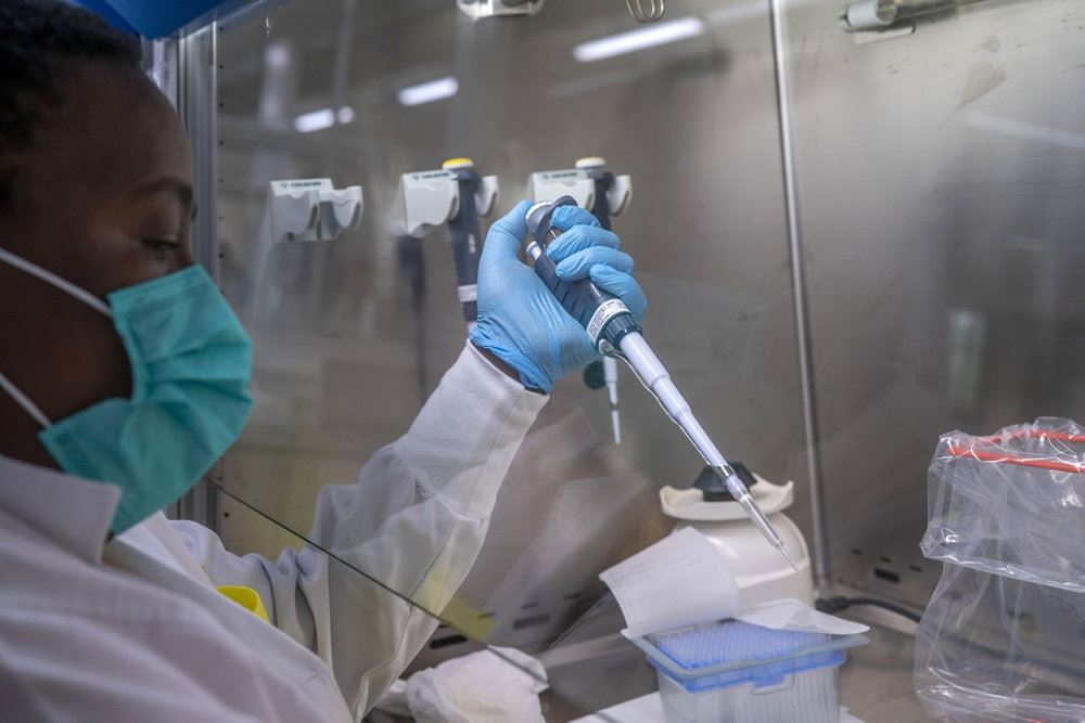 forsker i laboratorie