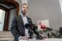 mand taler på pressemøde 