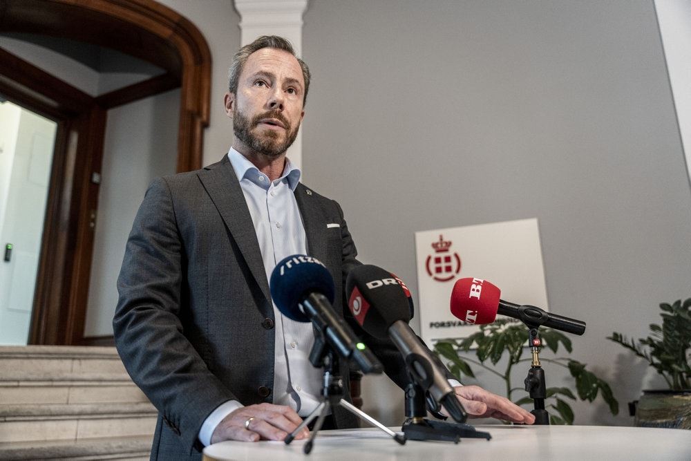 mand taler på pressemøde 