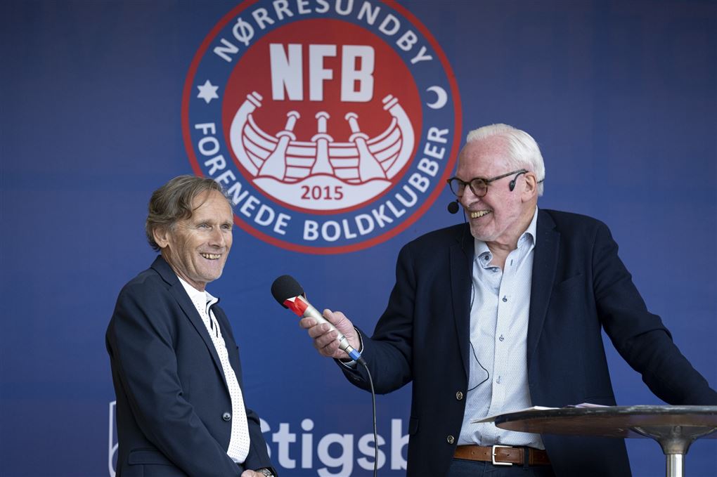 mand taler i mikro