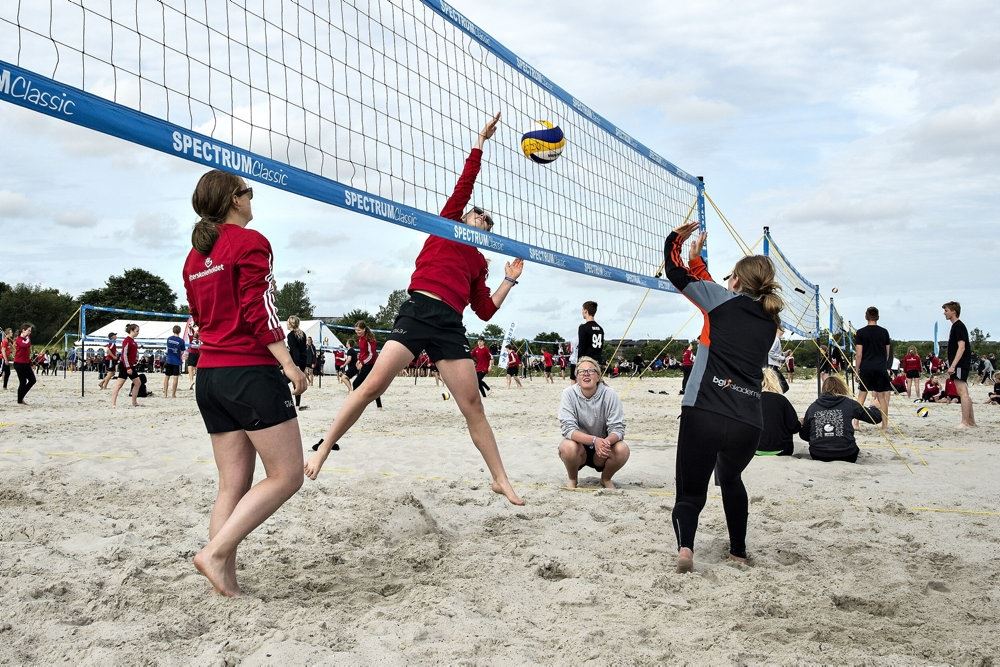 børn spiller beach volley