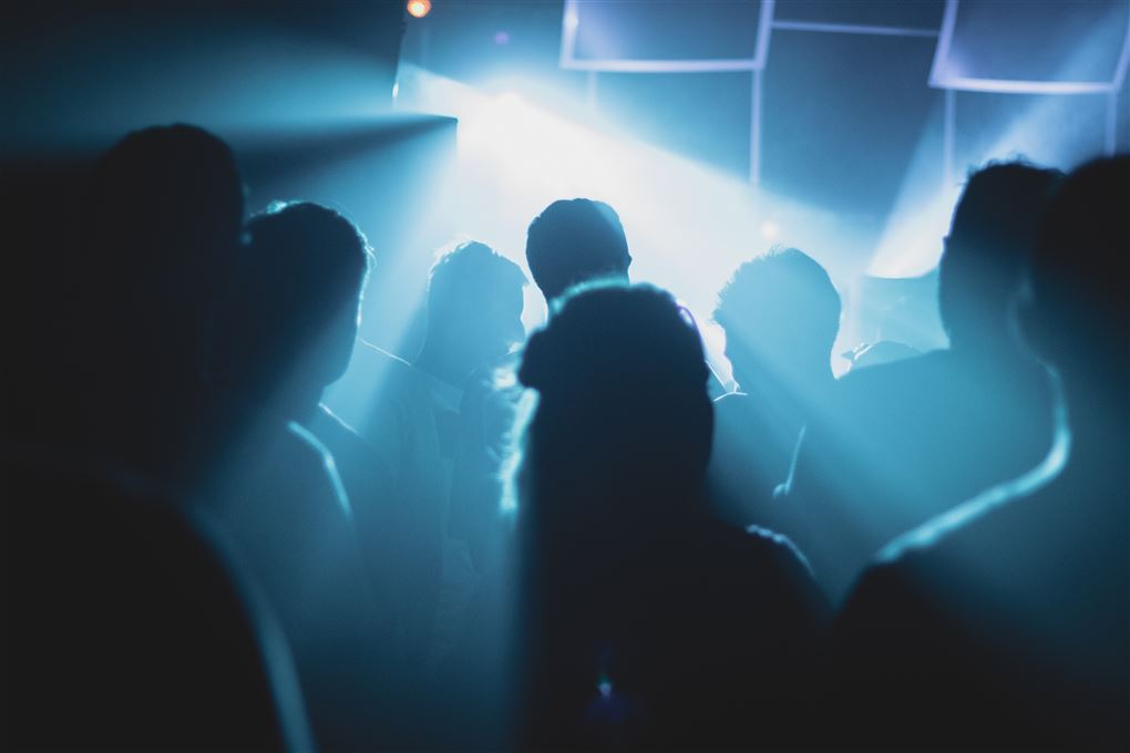 Folk på et dansegulv
