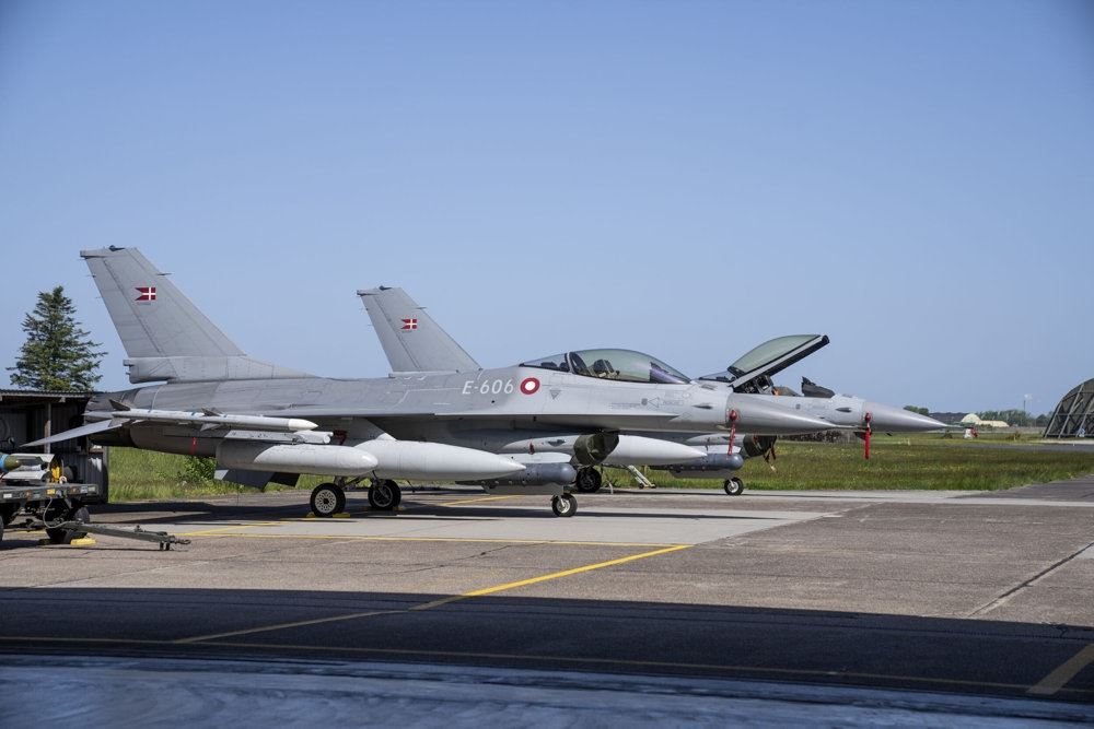 F-16 fly på jorden