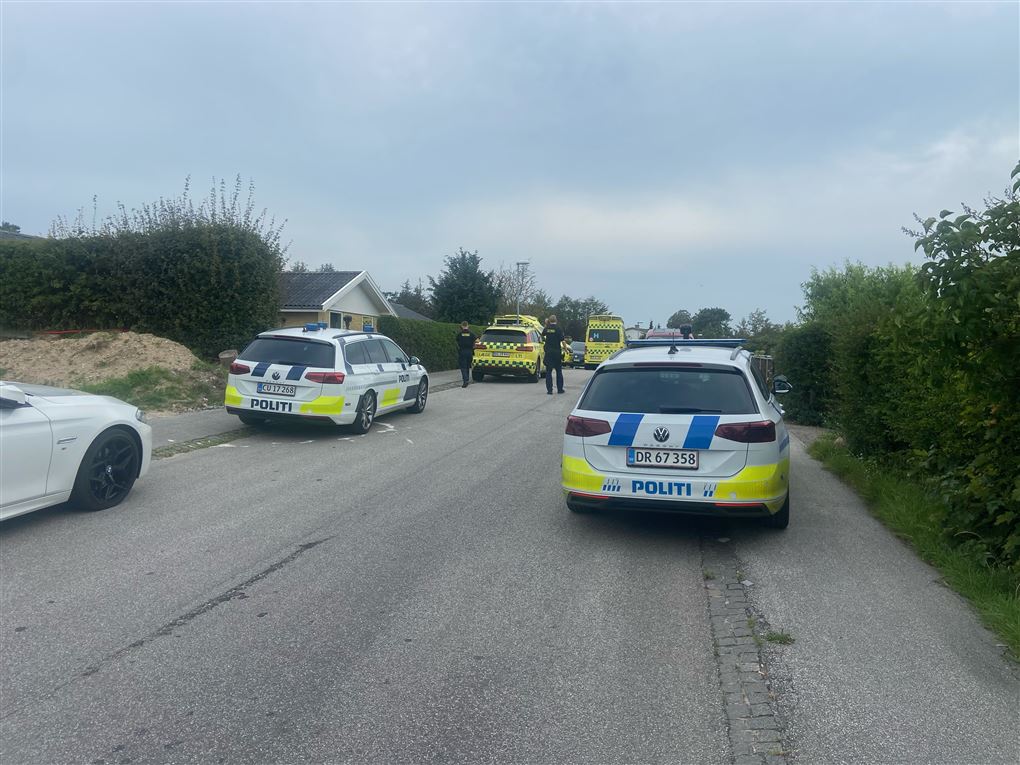 Politi og ambulance på stedet