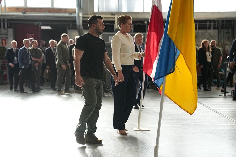 to personer ved det ukrainske flag