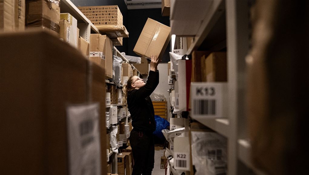 en person arbejder med med mange pakker