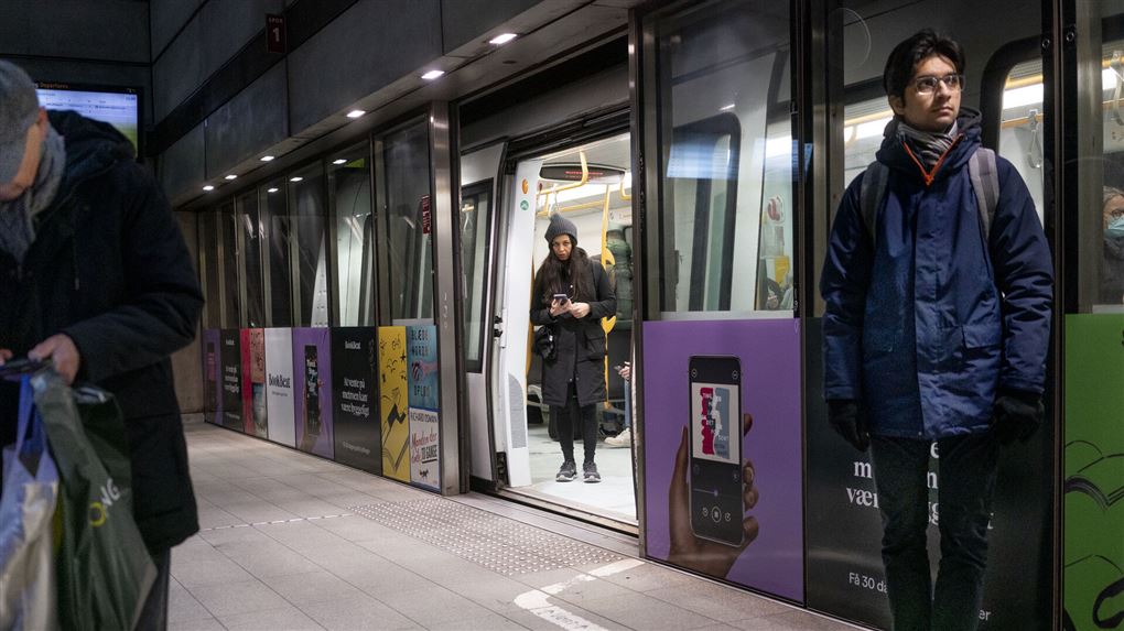 en metrotog står stille