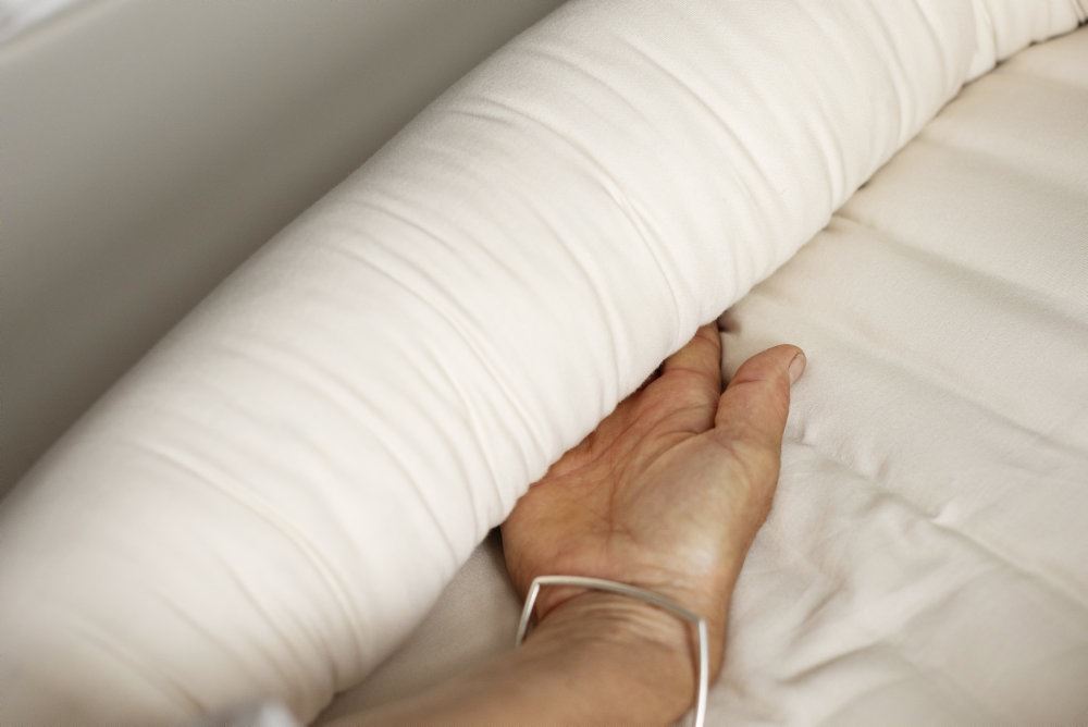 hånd i babynest